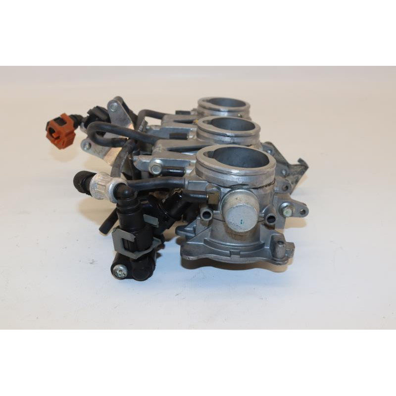 Rampe d'injection TRIUMPH STREET TRIPLE 675 R 2007 à 2011