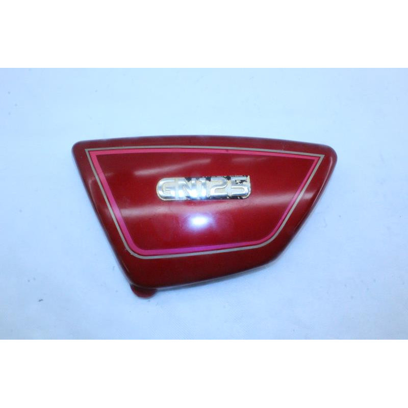 Demi flanc de selle gauche SUZUKI GN 125 1982 à 1996
